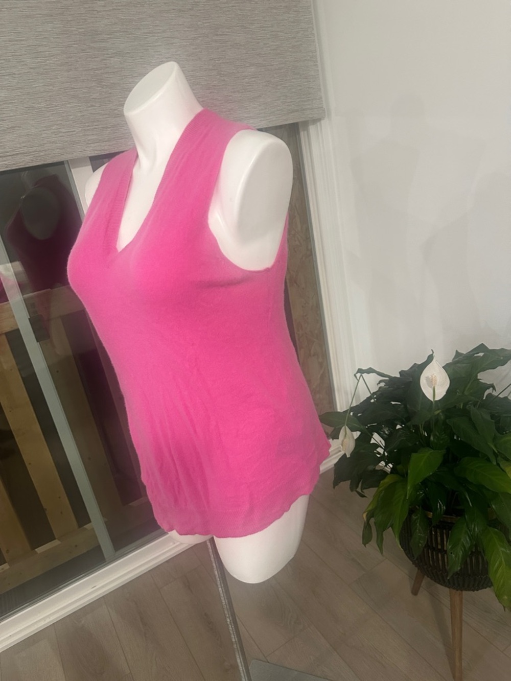NoName Brand 100% cashmere pink v-neck vest with angled hem side‎ slits size L - Picture 4 of 6